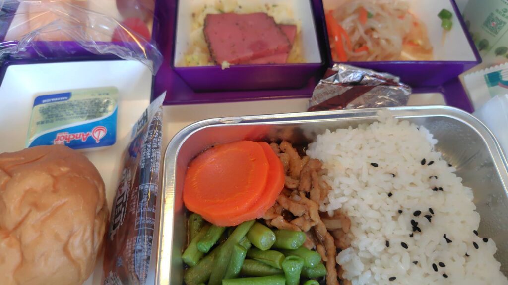 中国南方航空の機内食
青椒肉絲、ローストビーフ、フルーツ、春雨、パン、バター