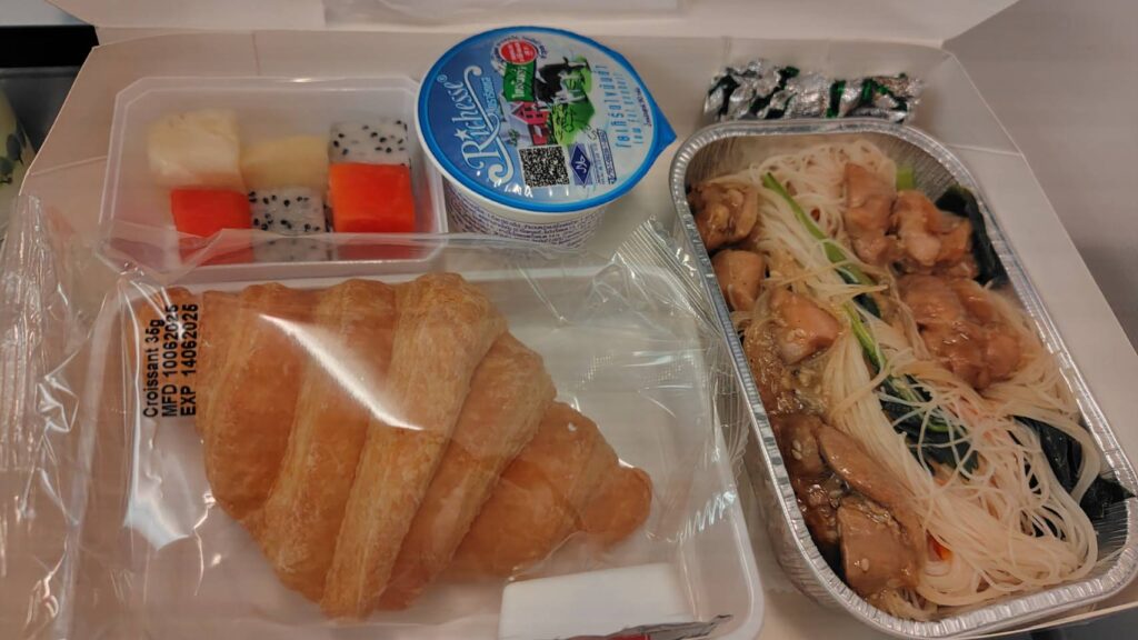 中国南方航空の機内食
米の麺、クロワッサン、フルーツ、ヨーグルト