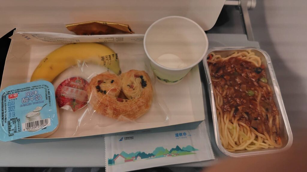 中国南方航空の機内食
スパゲティ、バナナ、葱パン、ジャム、ヨーグルト