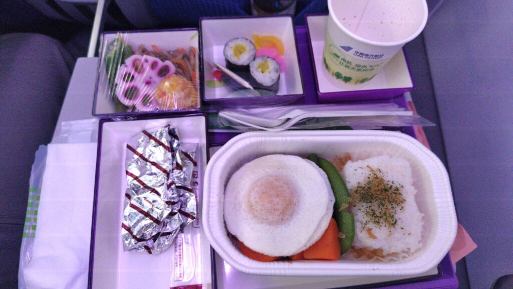 中国南方航空の機内食
寿司、きんぴら、ハンバーグ、目玉焼き、ロコモコ