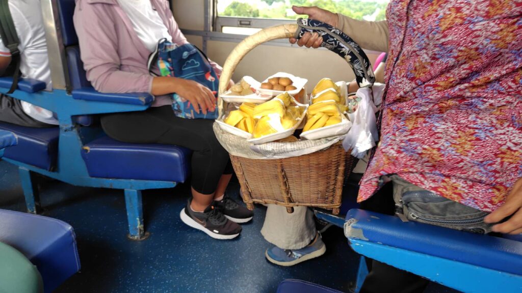 タイ国鉄の車内販売
フルーツ