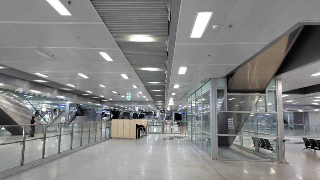 クルンテープアピワット駅構内の様子