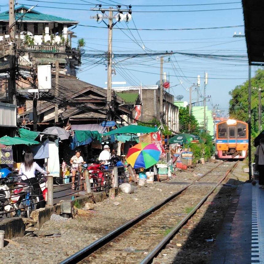 ウォンウェンヤイ駅に入線するタイ国鉄の列車
