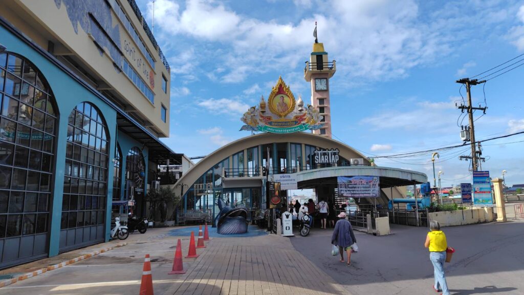 マハーチャイ駅近くにある渡し船の乗り場