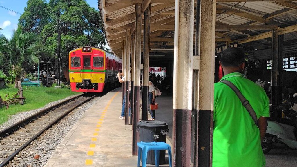 タイ国鉄バーンレーム駅に入線する列車