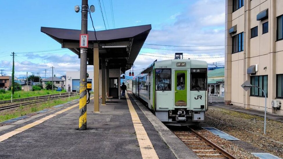 鹿角花輪駅に止まる列車